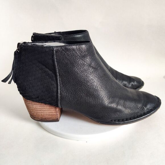 Clarks Spiced Ruby Ankle Boots Preppy Black Textured Suede Leather 9 Booties - Picture 1 of 12
